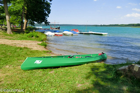 Kanu am Ufer des Campingplatzes