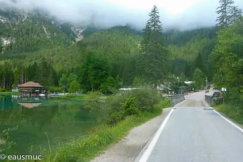 Toblach See mit Einfahrt zum Campingplatz