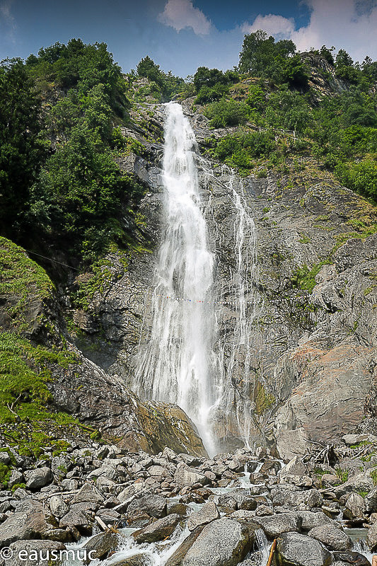An der Basis des Wasserfalls