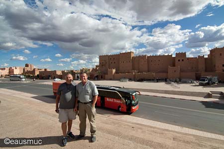 Mein Vater und ich vor der Stadtmauer