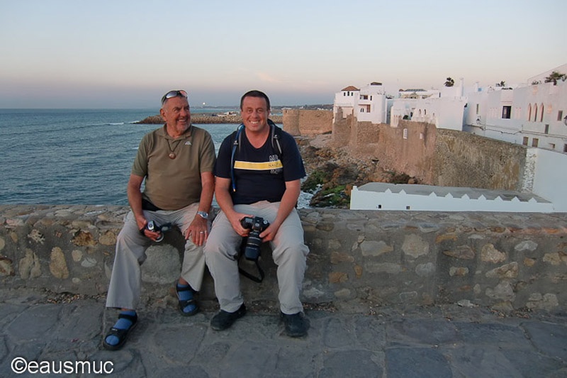 Mein Vater und ich an der Uferpromenade von Asilah