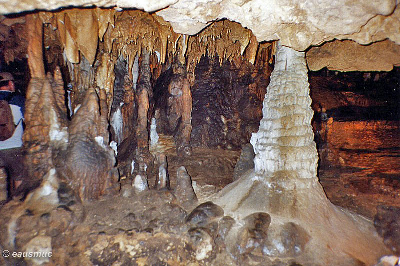 Stalagmiten und Stalagtiten in der Höhle